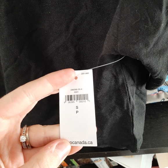 Nwt thick crop top from gap...fits very big - Picture 2 of 2